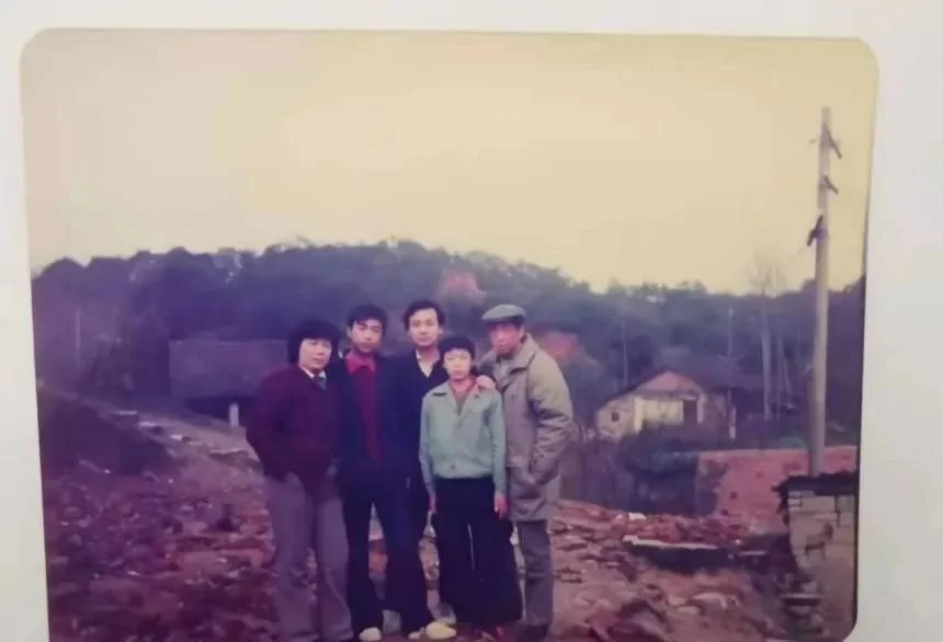 （1987年春节，爸妈和我们三兄弟的全家合影）