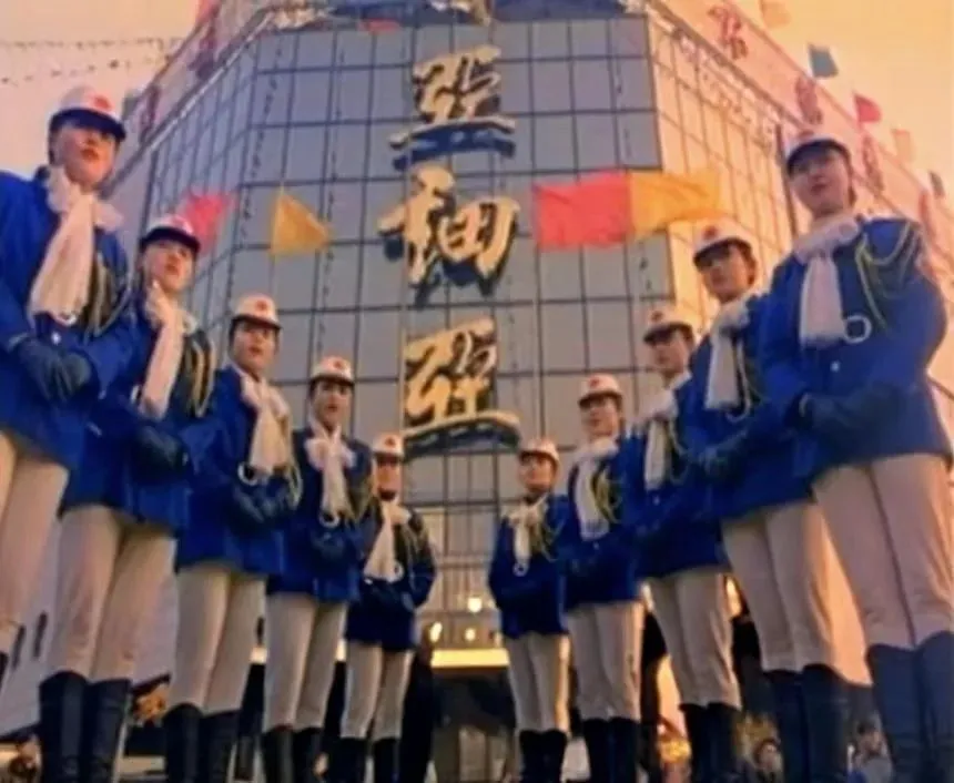 ▲河南郑州亚细亚的礼仪队（图/视频截图）