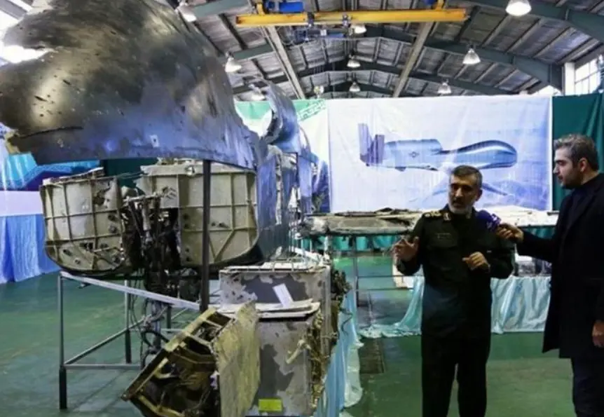 伊朗革命卫队展示其击落的“全球鹰”无人机