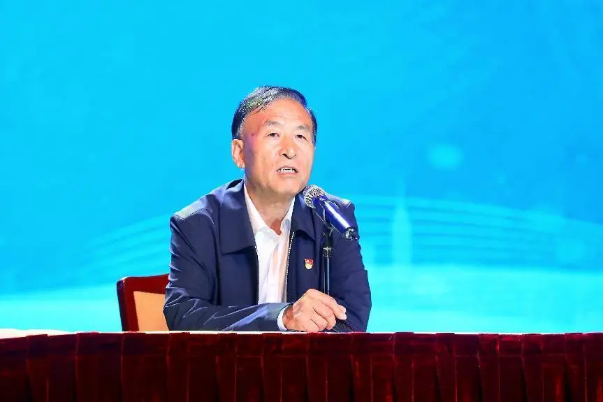 中宣部原副部长、第十三届全国政协文化文史和学习委员会副主任王世明作专题报告