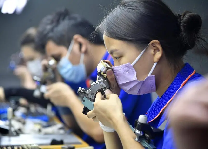 9月22日，河南柘城縣業達峰新材料公司生產車間內，工人正在打磨鑽石。周甬 攝