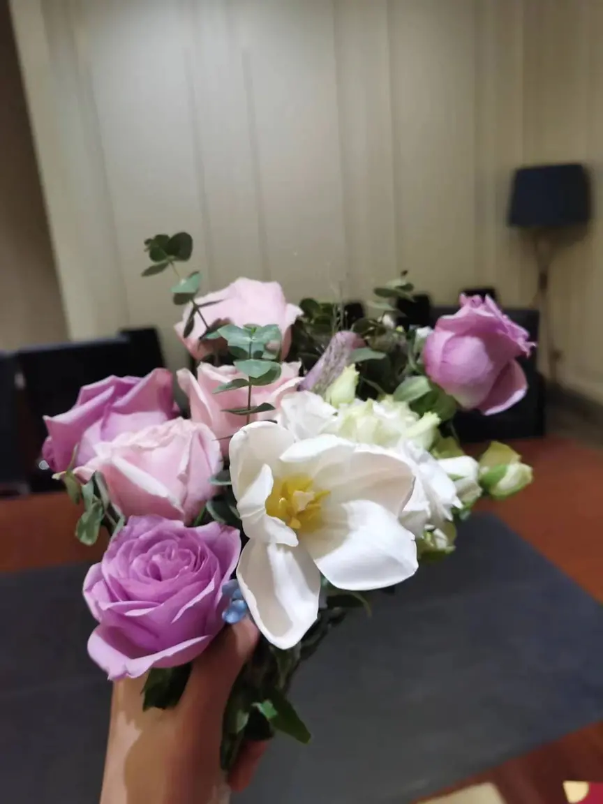 林立参加朋友婚礼抢到的捧花，图源受访者
