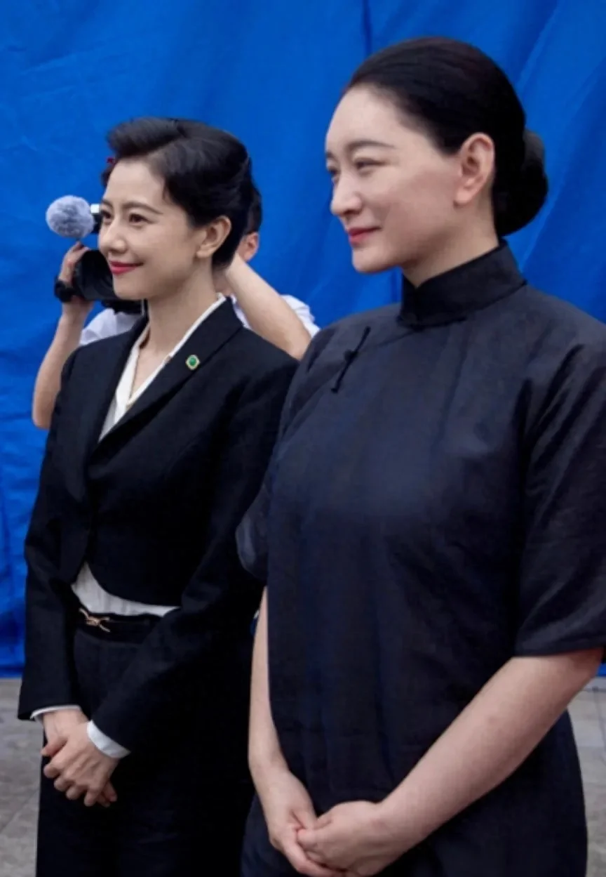 当48岁李小冉同框46岁高圆圆，终于明白了，寡淡美与明艳美的差距