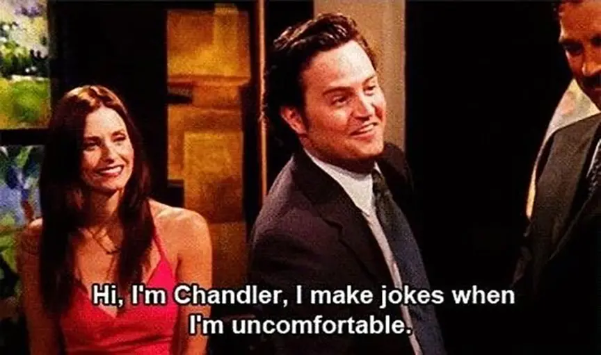 《老友记》经典台词之一：“嗨，我是钱德勒，我在尴尬的时候会说笑话。”（图/《老友记》剧照）