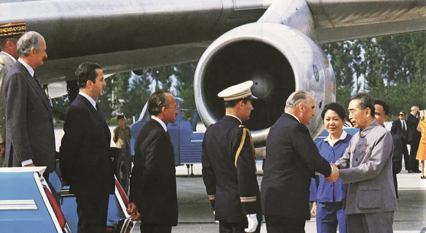 ·1973年9月11日，周恩来总理在机场迎接来访的法国时任总统蓬皮杜。蓬皮杜成为首位访华的法国元首。
