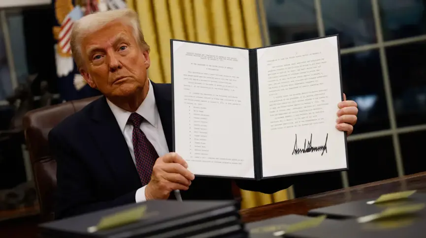 ▎2025年1月20日，特朗普签署了一项取消多元、公平和包容（DEI）就业政策的行政法令。图源：Getty Images