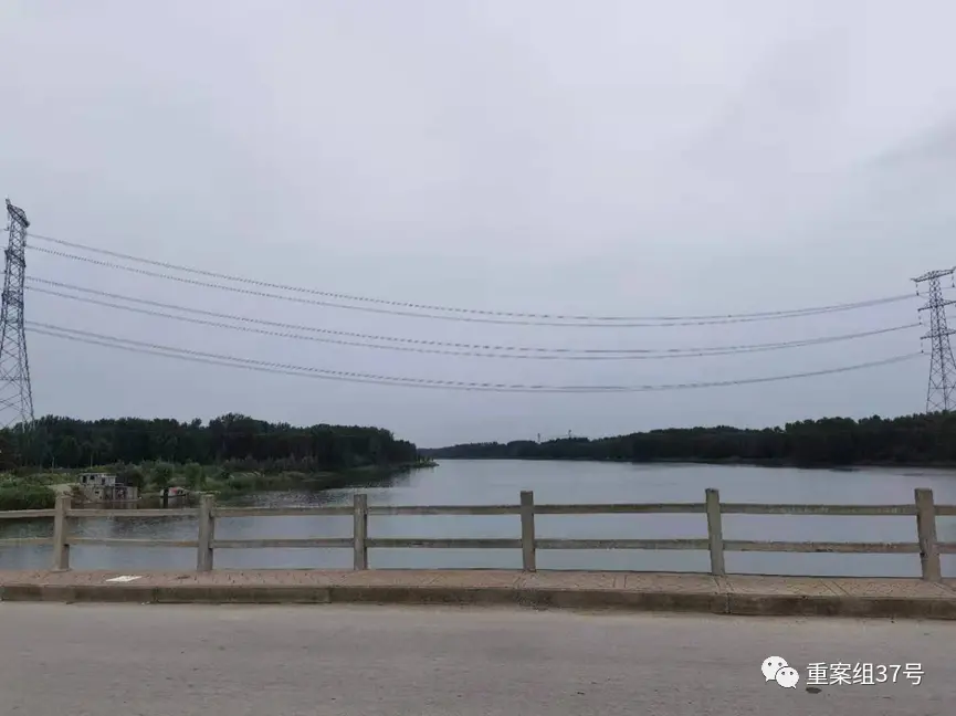 案发附近的葛沟大桥。事发当日，苏纪峰和苏晓峰曾在大桥以北水域打鱼。新京报记者李照 摄