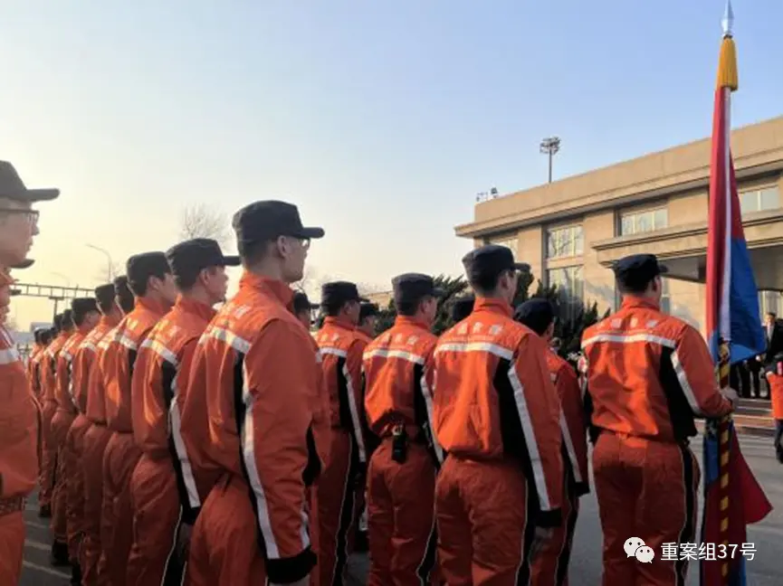 中国救援队列队准备前往土耳其。新京报记者 傅应林 摄