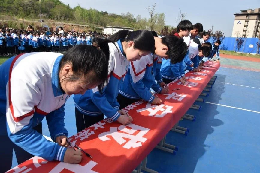 信阳市琵琶山学校开展防溺水主题升旗仪式 第3张