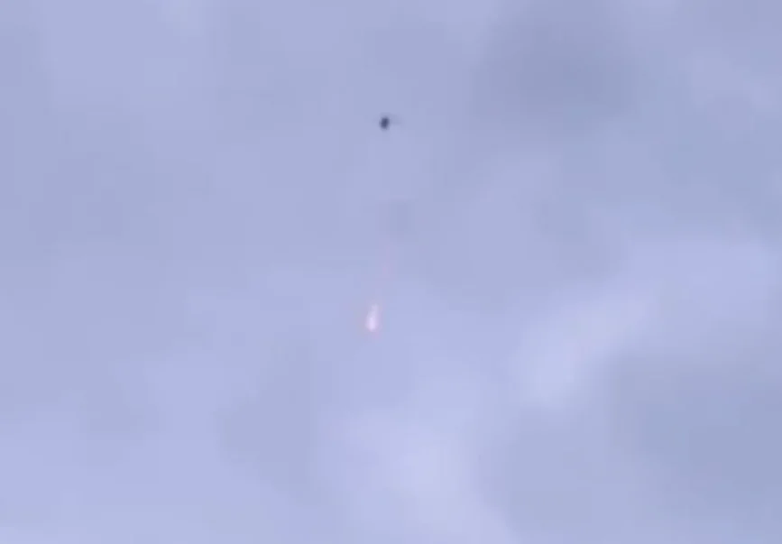 卡斯特罗发布的视频显示,一架受黑帮控制的无人机正从空中投掷爆炸物。 视频截图