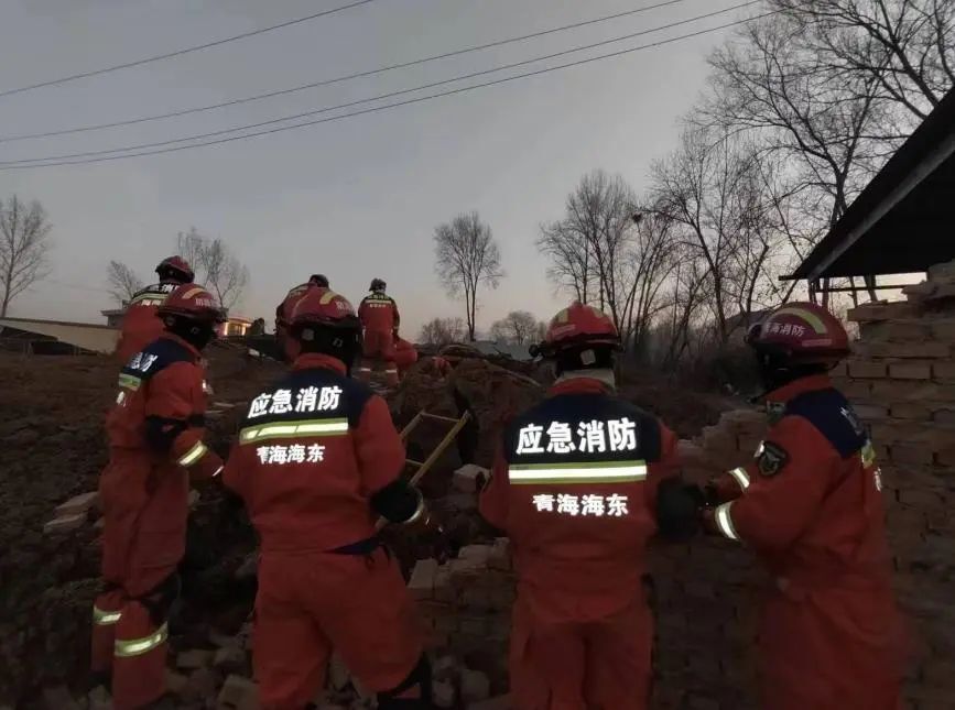 积石山地震一村落被淤泥掩埋，青海：增派力量、搜救一刻不停