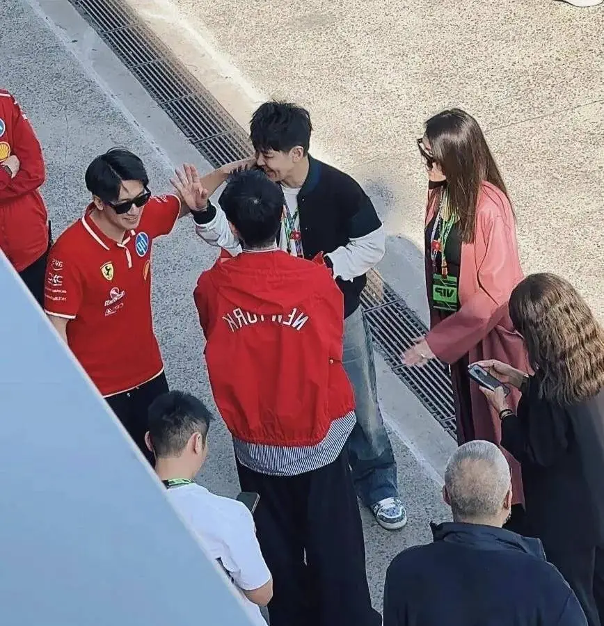 林志颖来上海看车赛！老婆逆天大长腿抢镜，她与路人合影没架子。