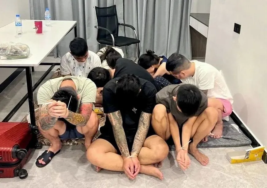 当地时间7月16日,柬埔寨金边,柬埔寨警方突袭一处诈骗中心 图:IC