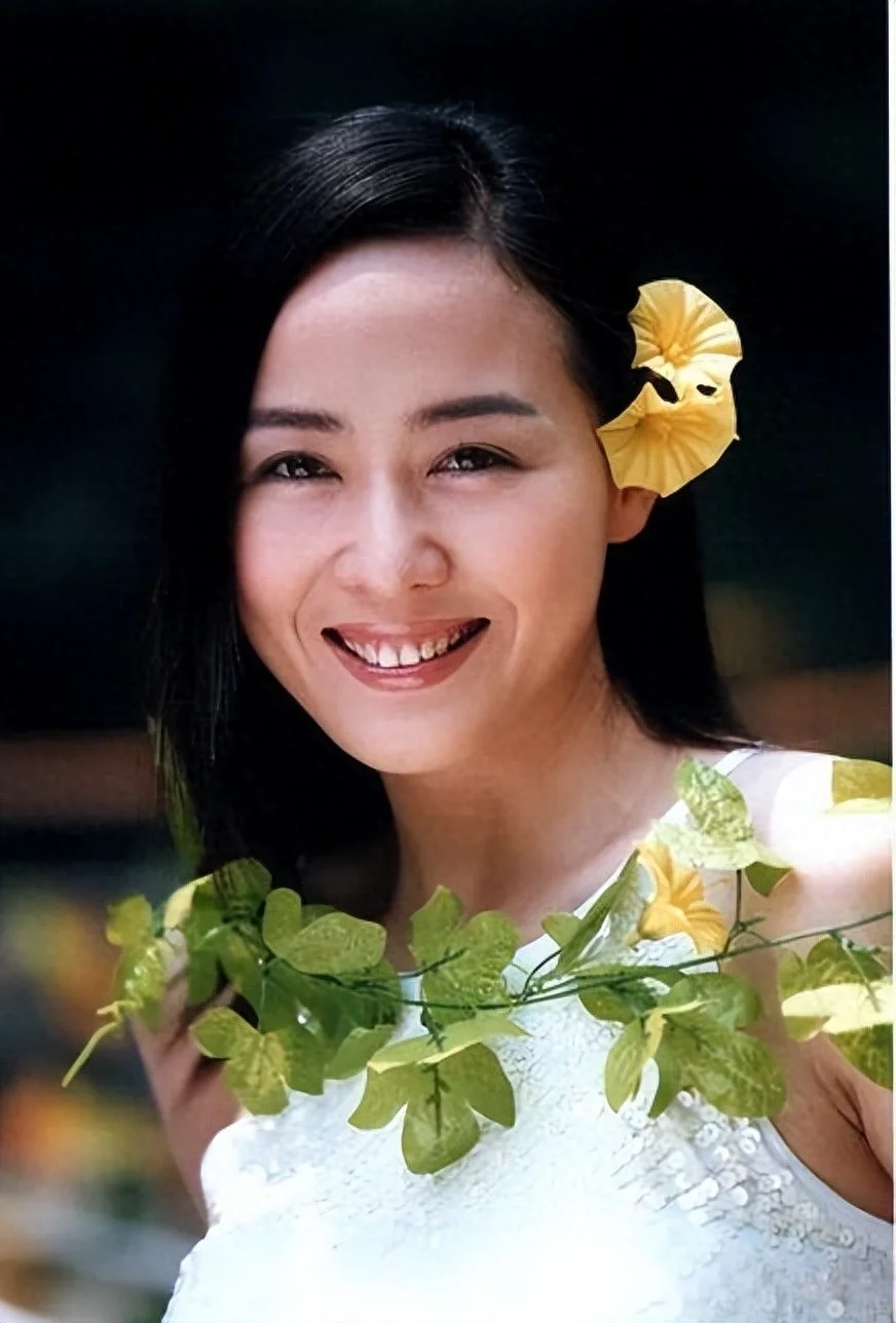 她被前夫一巴掌扇到离婚！二婚嫁世界体操冠军，如今54岁生活幸福