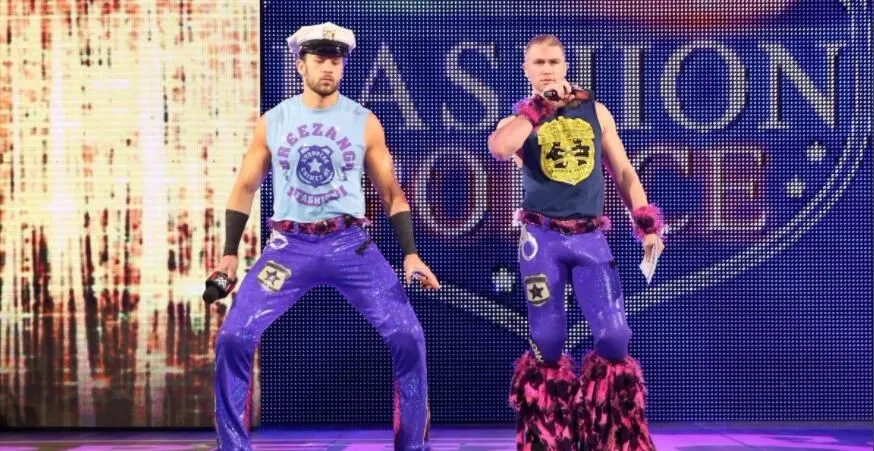WWE摔小辉新闻放荡哥强势回归时尚警察组合重现NXT