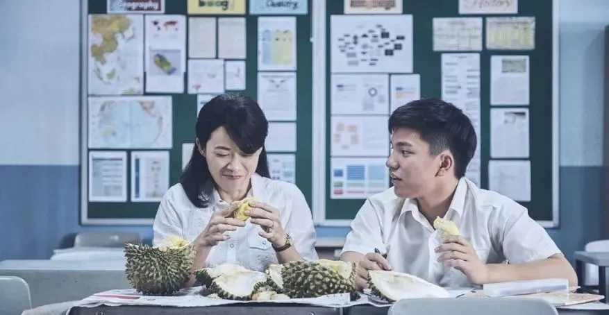 陈哲艺的电影《热带雨》里，吃榴莲的场景成为重要的线索，也是马来西亚人对身份的思索。（图/《热带雨》）