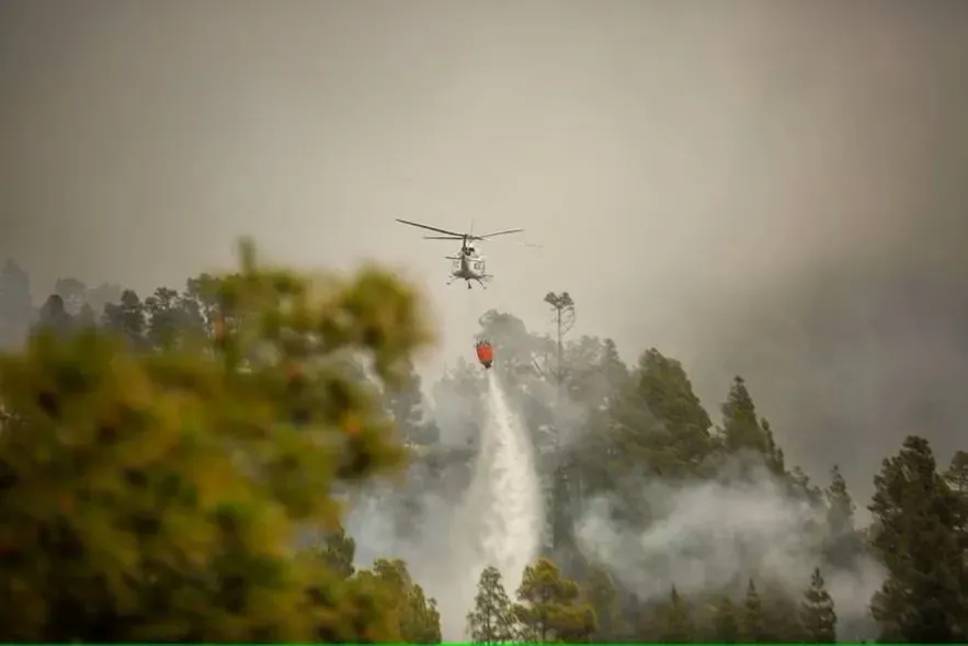 ▲ 7月17日，一架消防直升机在帕尔马岛灭火。（法新社图）