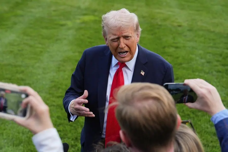 9月11日，特朗普在白宫与记者交谈 美联社