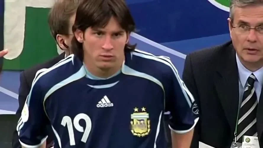 2006年，第一次参加世界杯19岁的梅西