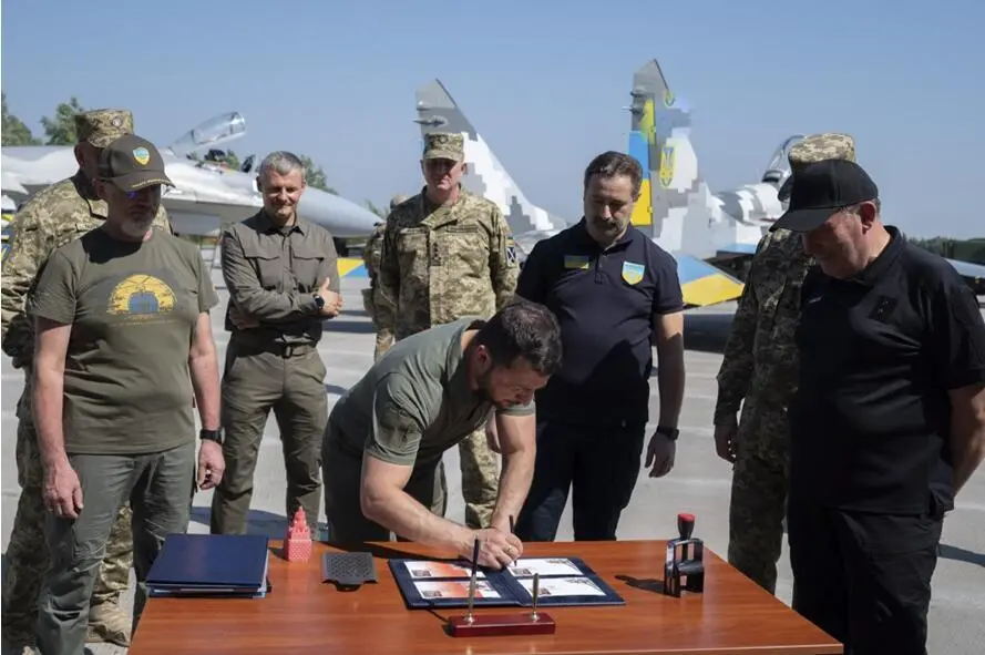 泽连斯基8月6日视察时参加新邮票盖戳仪式。图自乌克兰总统官网