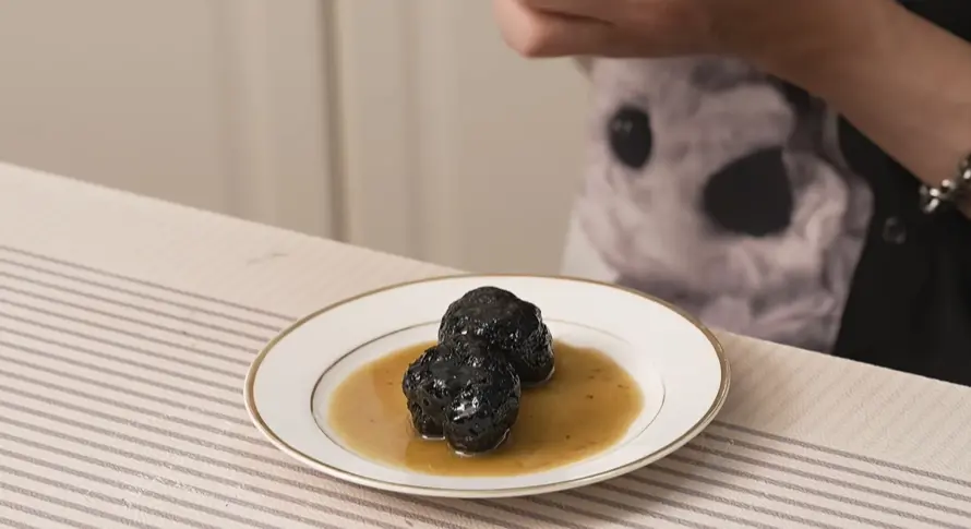 △B站up主按照《厨艺》中记录的食谱,复刻古罗马时代的松露烹饪方法。(图/@大祥哥来了)