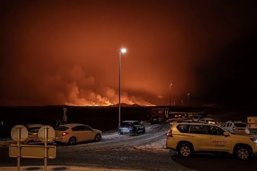 ▲18日晚，通往火山喷发地点的道路入口被封锁