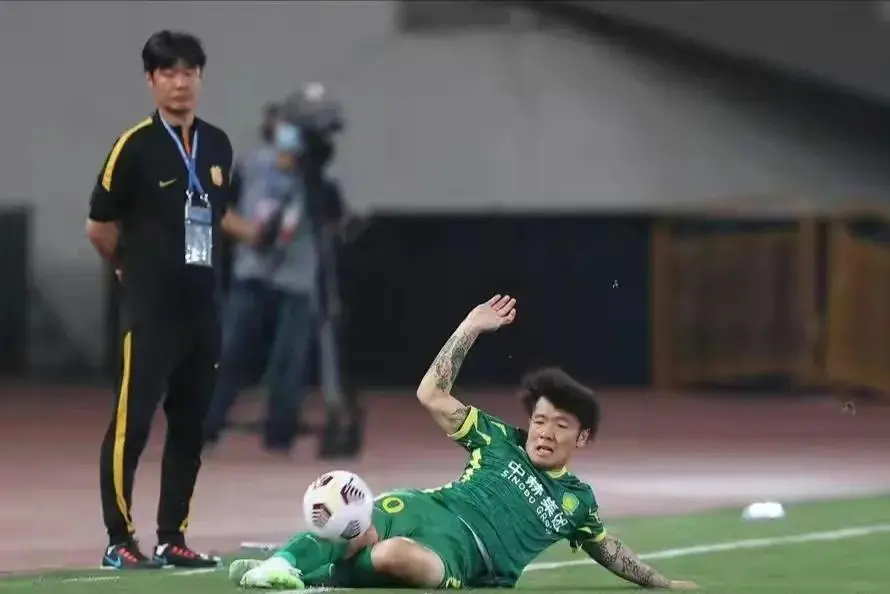 国安球迷大喊李霄鹏下课，这是恨李霄鹏还是恨泰山队（李霄鹏球员时期）