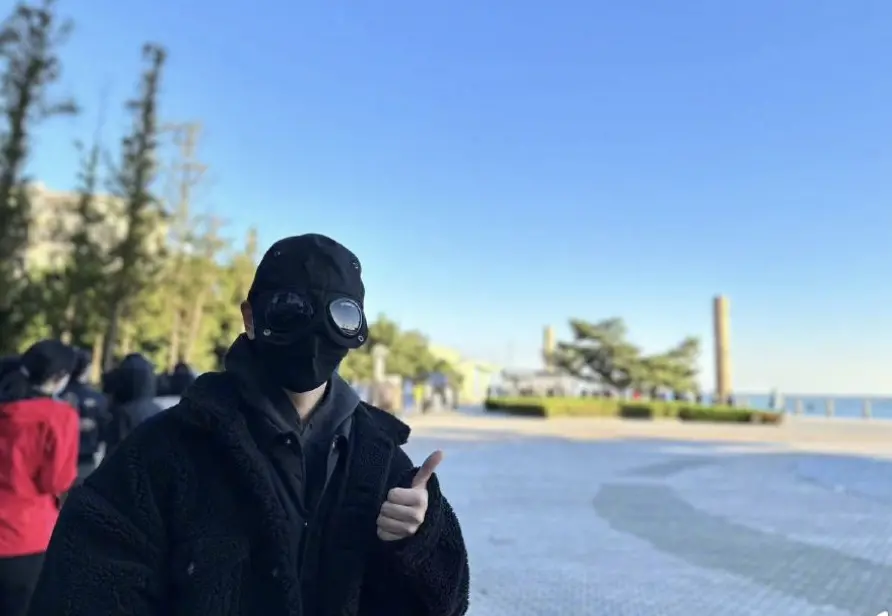 黄晓明海边全副武装做核酸 提醒大家要及时添衣
