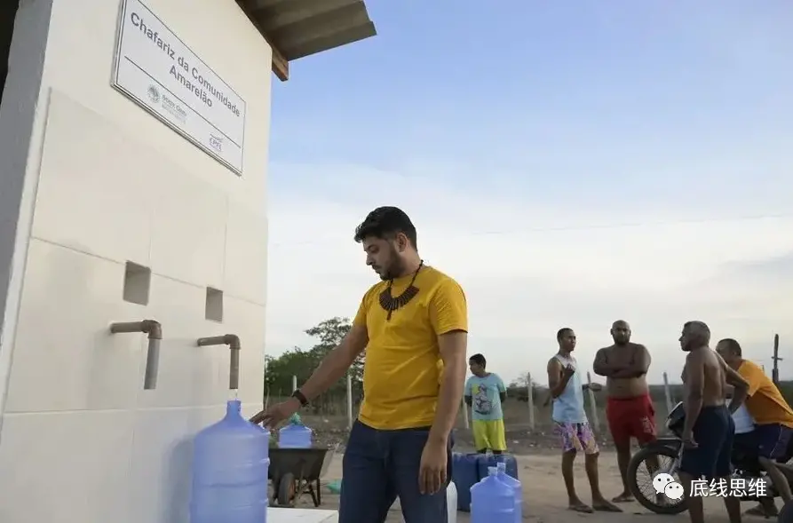 2月14日，在巴西北里奥格兰德州若昂卡马拉市，当地居民在中国国家电网公司巴西苦咸水淡化公益项目社区取水点外取水。图自新华社