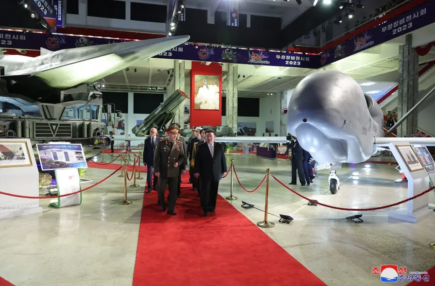 朝中社公布的金正恩与绍伊古一同参观武器装备展览会照片中出现的“新星”-4无人机。