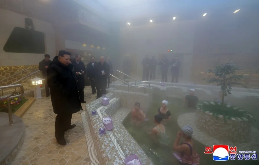 金正恩出席劳动者休养所竣工典礼，坐温泉边与民众交谈