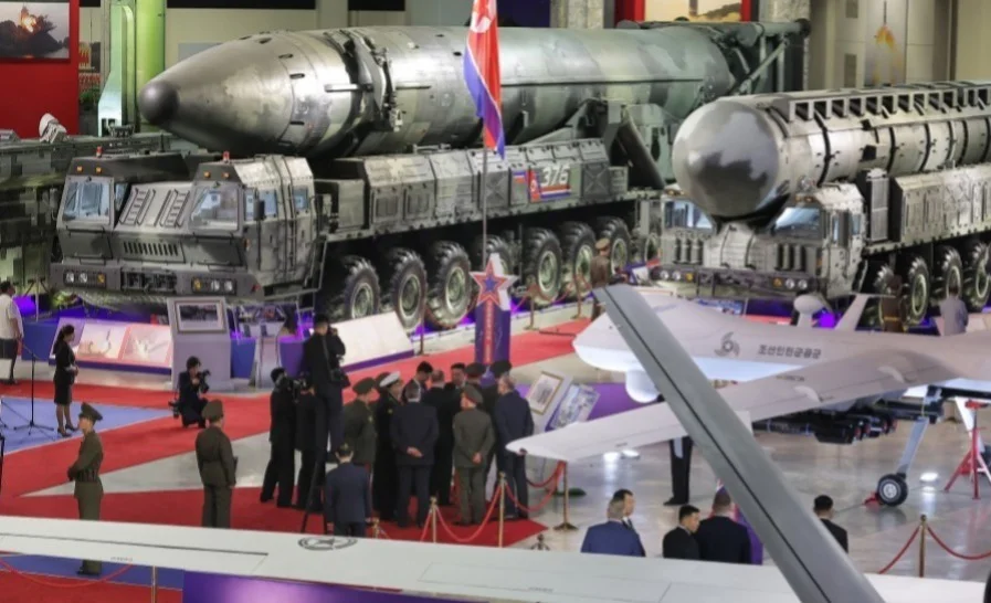 朝鲜领导人金正恩同俄罗斯国防部长绍伊古参观朝“武器装备展览会2023”