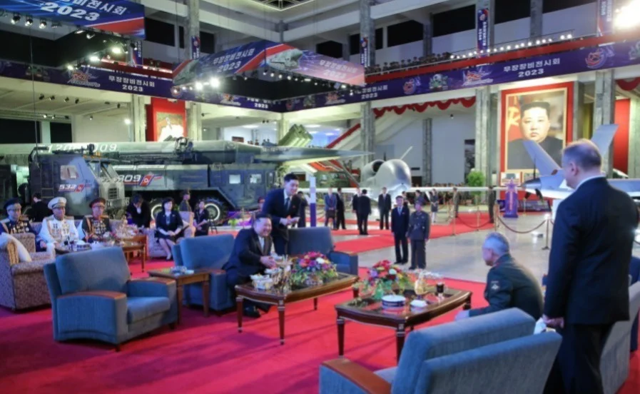 朝鲜领导人金正恩和俄国防部部长绍伊古大将相谈甚欢