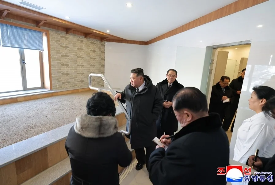 金正恩出席劳动者休养所竣工典礼，坐温泉边与民众交谈