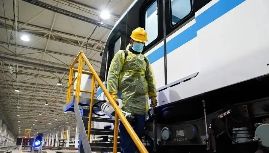 上海轨道交通殷行基地内作业的保洁员 / 新华社记者丁汀 摄