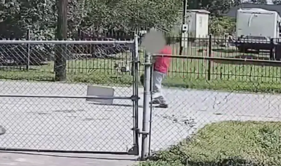 ▲监控画面显示,受害者曾试图逃跑,被嫌疑人强行拖走