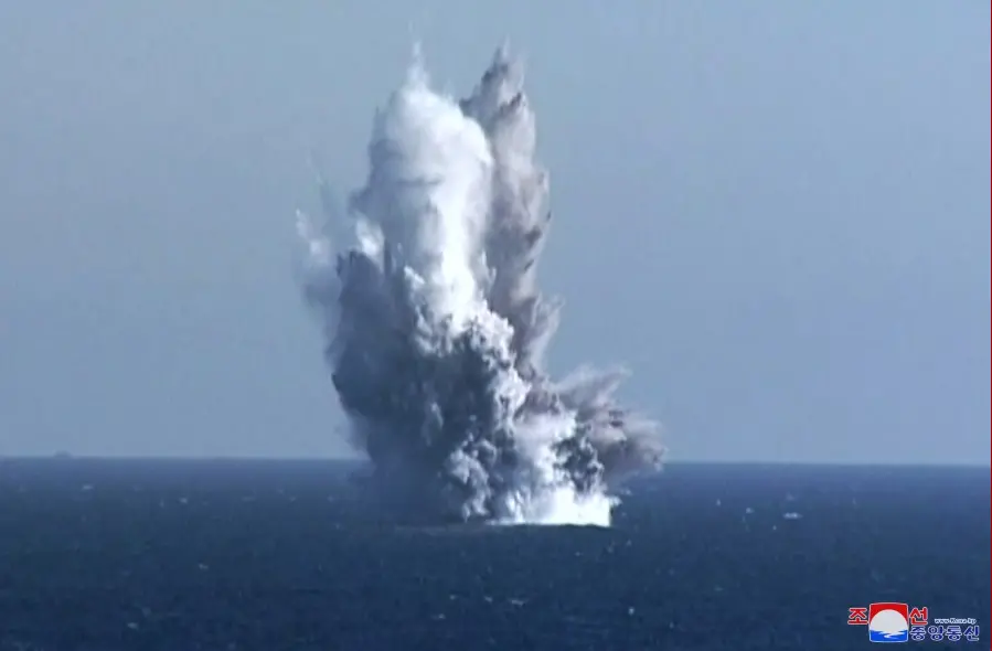 朝鲜官媒公布的核无人潜水攻击艇命中模拟目标爆炸图。