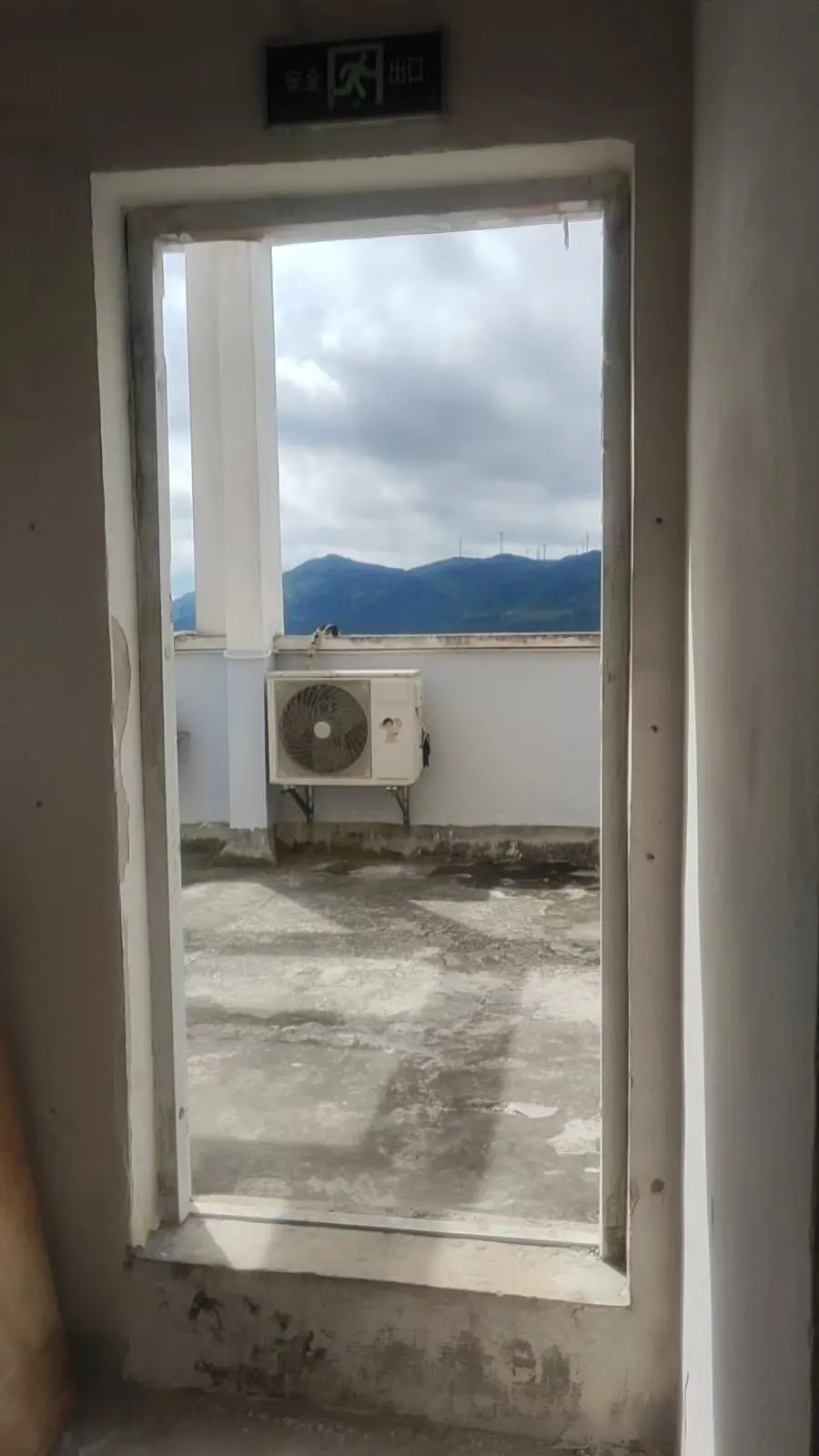 从黄先生所住的28层通往楼顶的大门已不见门扇