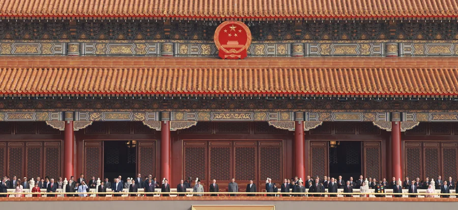 9月3日，纪念中国人民抗日战争暨世界反法西斯战争胜利80周年大会在北京天安门广场隆重举行。这是中共中央总书记、国家主席、中央军委主席习近平等在天安门城楼上。新华社记者 王晔 摄