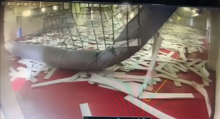 ▲9月18日下午，桃园八德运动中心5楼羽毛球场地天花板严重崩塌。图ETtoday新闻云