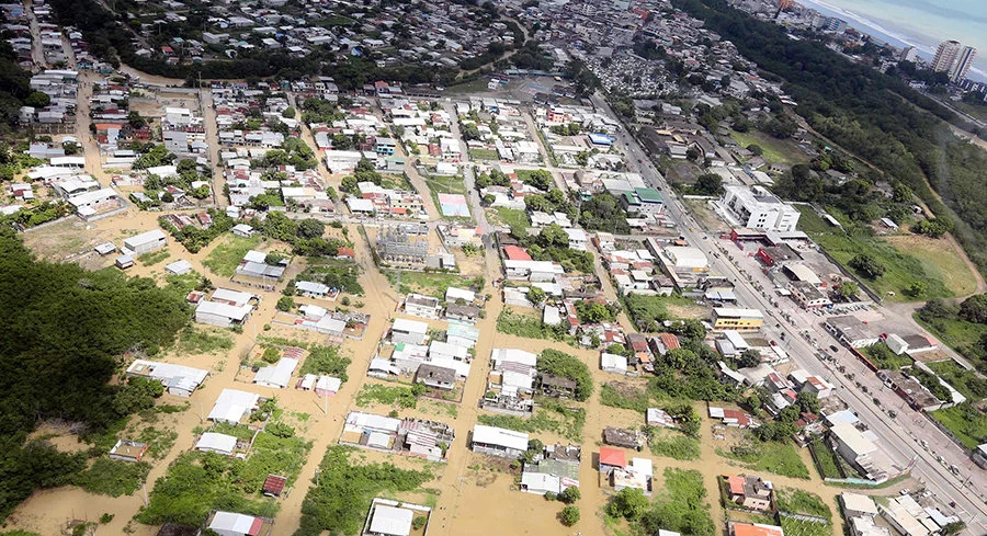 当地时间2023年6月5日，厄瓜多尔埃斯梅拉达斯省，居民房屋被洪水淹没。