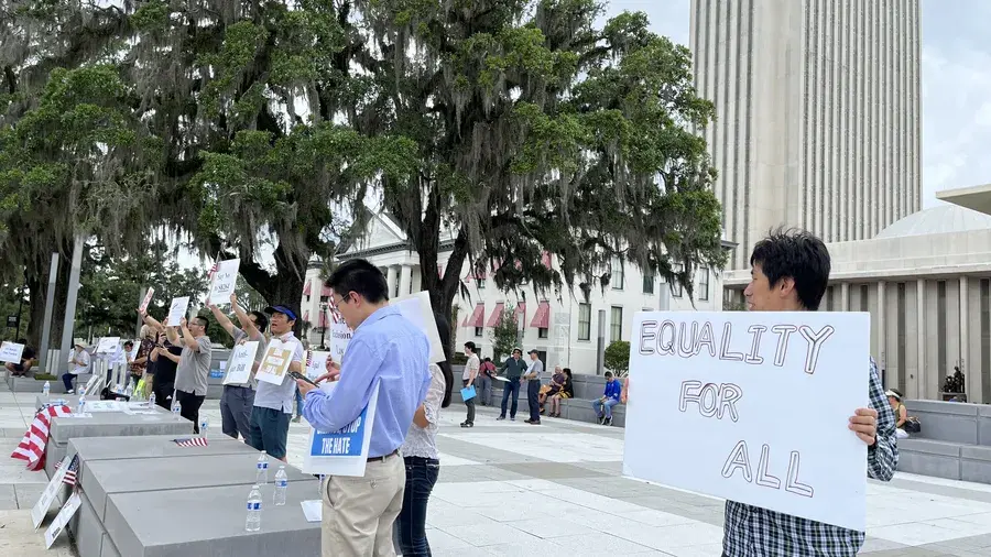 佛罗里达州日前举行反对针对中国公民的一项法案的抗议活动。 图源：外媒