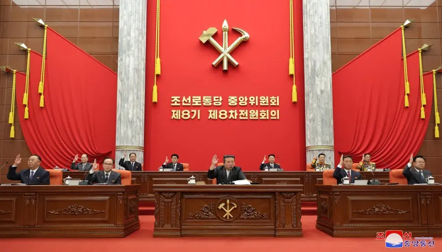 朝中社19日发布题为“关于朝鲜劳动党第八届中央委员会第八次全体会议扩大会议的报道”，图为报道配图