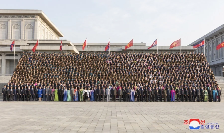 朝中社10日报道称，金正恩9月9日同朝鲜民主主义人民共和国成立75周年庆祝活动参加者合影留念。