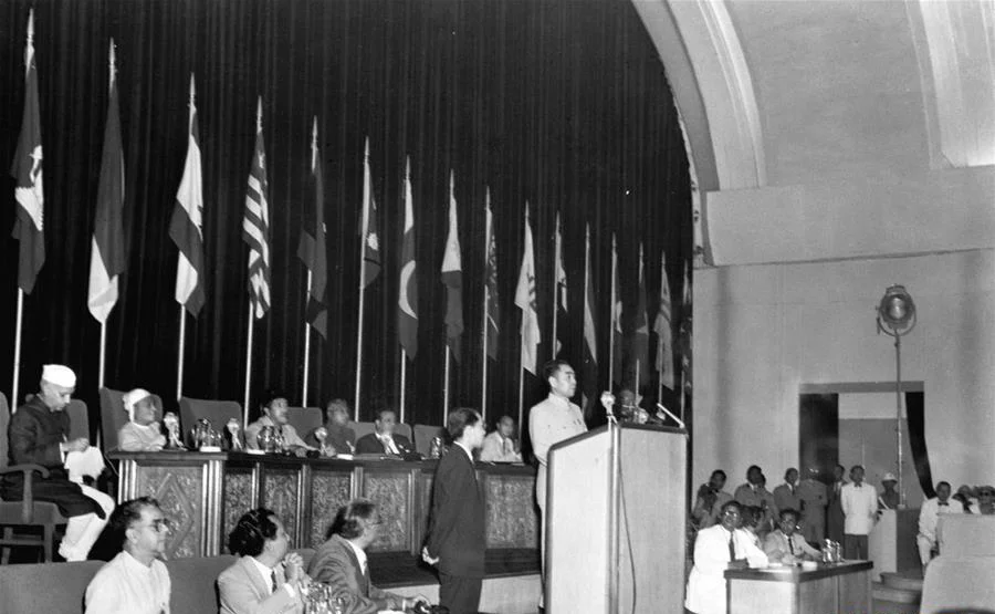 万隆会议是不结盟运动发展的重要里程碑，图为周恩来总理在会议中发言