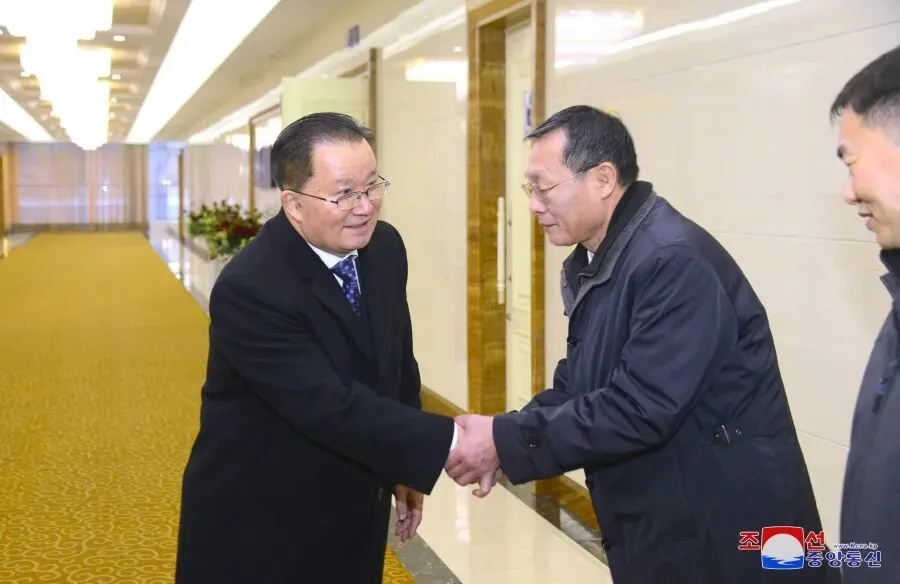 2024年1月，朝鮮外務省副相金仙景（左一）啟程前往烏幹達。圖/朝中社