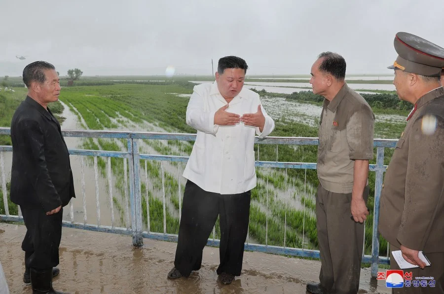 金正恩考察台风受灾现场