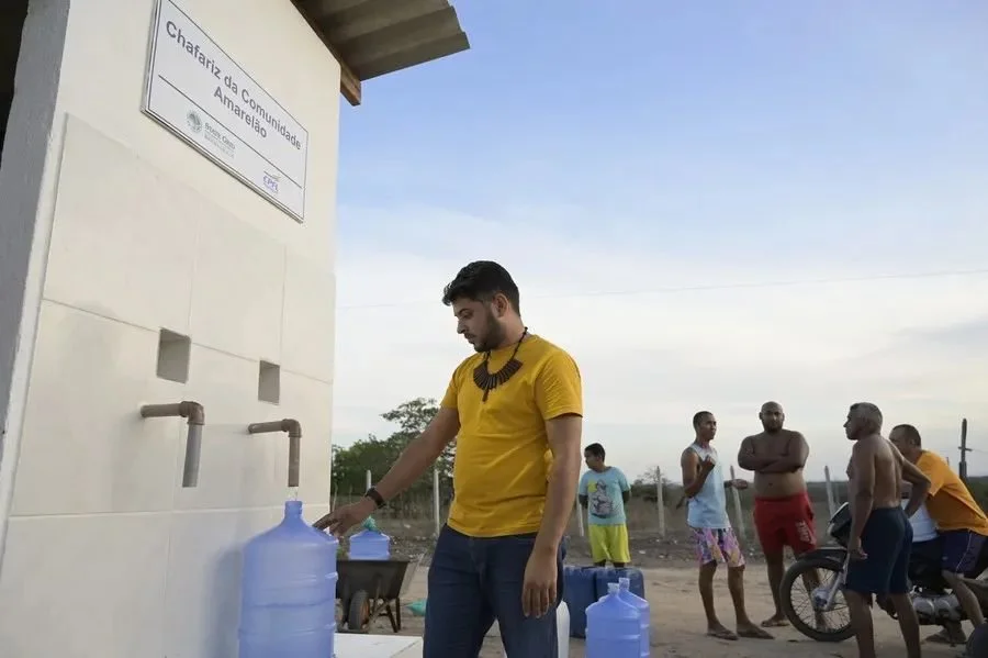 ▎2月14日，在巴西北里奥格兰德州若昂卡马拉市，当地居民在中国国家电网公司巴西苦咸水淡化公益项目社区取水点外取水。图源：新华社