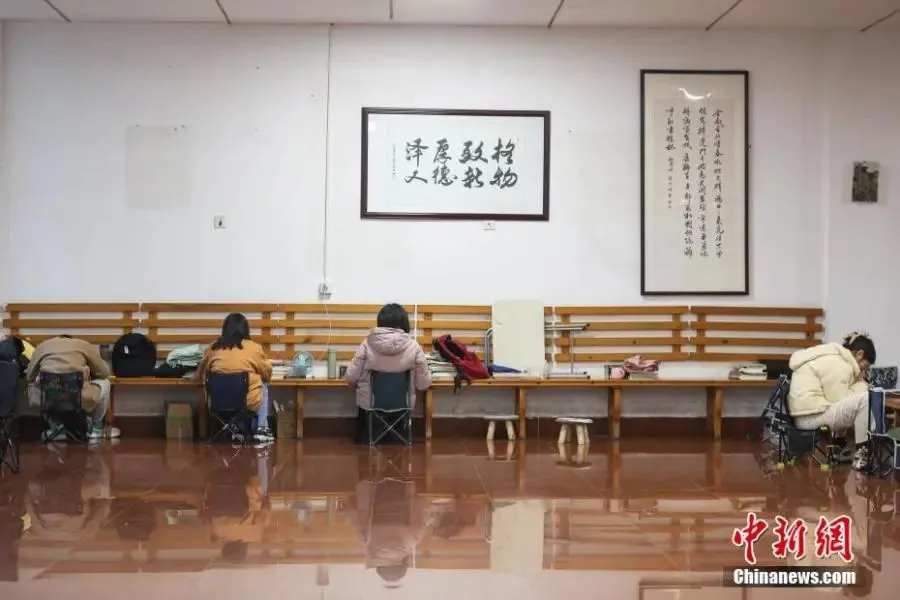 资料图：几位考研学生在南昌大学教学楼的公共空间复习备考。刘力鑫 摄