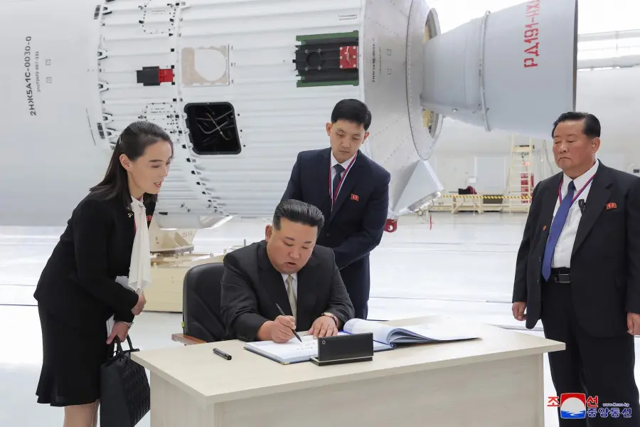 2023年9月13日，金正恩在东方航天发射场贵宾簿上留言并签名。图源：朝中社